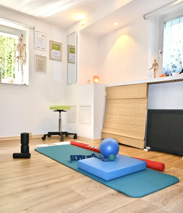 Trainings- und Behandlungsraum der Praxis KörperBalance in Aalen – Übungsmatte, Equipment und Zertifikate